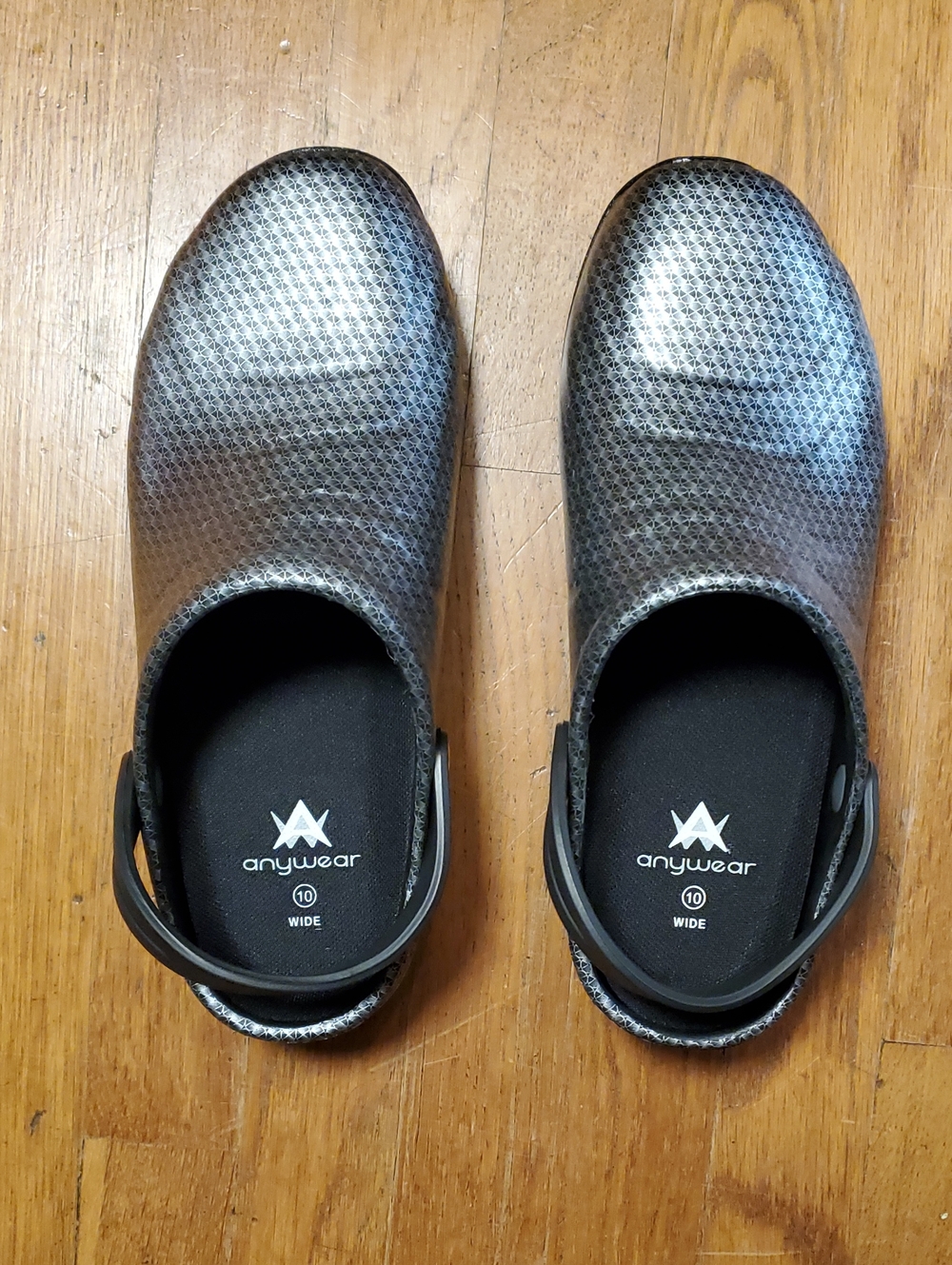 Anywear Metallic Gray Pattern Clogs New
